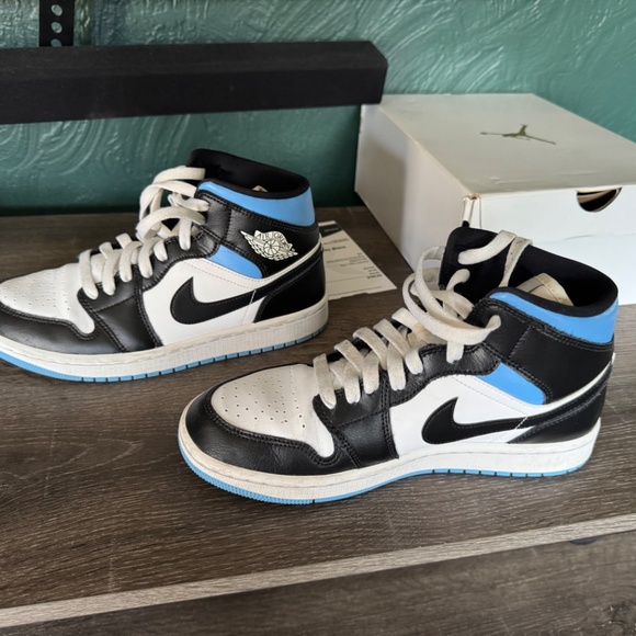 Jordan 1 Mid UniversityBlack White 8 women’s - Picture 2 of 7